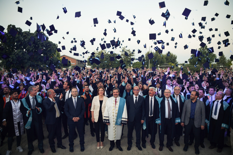 malatya-turgut-ozal-universitesinde-mezuniyet-heyecani-283