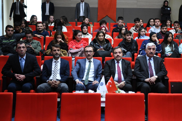 cumhuriyetin-101-yili-konferansi-duzenlendi-483