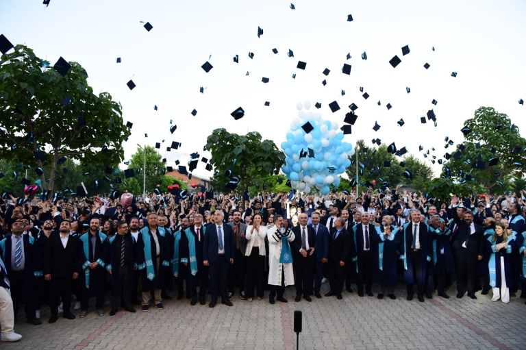 malatya-turgut-ozal-universitesinde-mezuniyet-coskusu-genc-universite-guclu-adimlarla-gelecege-yuruyor-1905